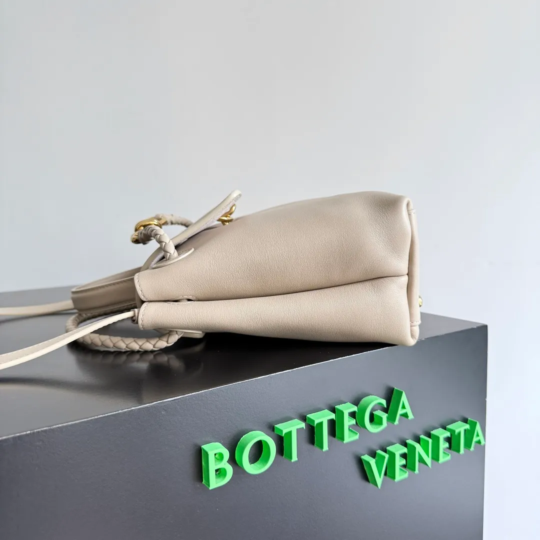 Batch 2060 BottegaVeneta Latest Ciao Ciao Bag Silky cowhide two-way flap handbag with signature twist detail, hidden hook closure, flap can be fastened to the front or attached to the INTRECCIATO woven internal pocket, comes with an adjustable and removable crossbody strap, internal compartment, and also features a zippered pocket. The surprise flap has various shapes. Style 1 - Cover the bag surface, exposing the knot and knot decoration. Style 2 - Place the flap inside the bag. A buckle is also designed. Style 3 - The U-shaped position of the top handle in the hand bag. Style No.: 835835 Size: 26*19*10.5cm
